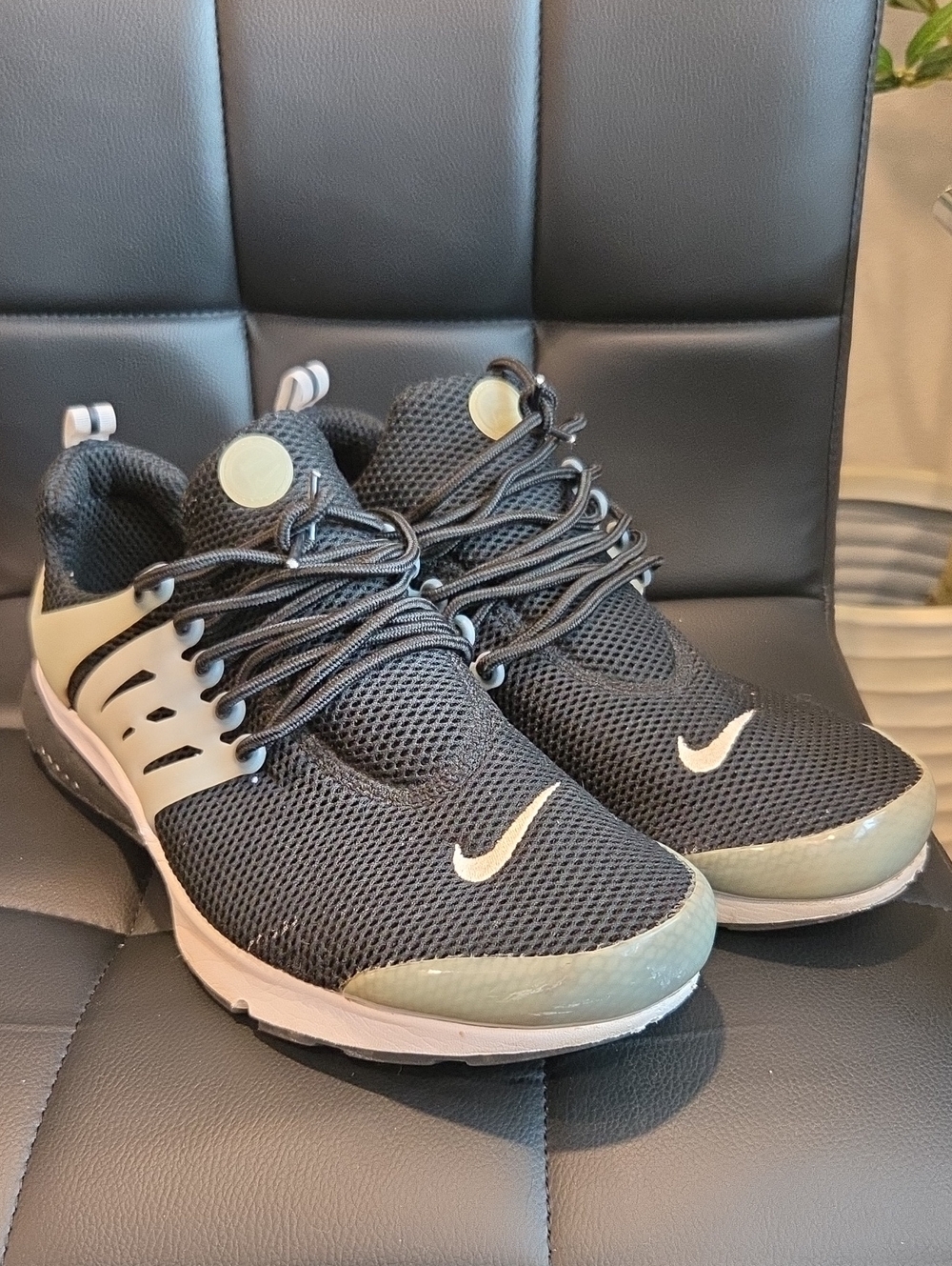 Nike Men’s Black Mesh Athletic Sneakers